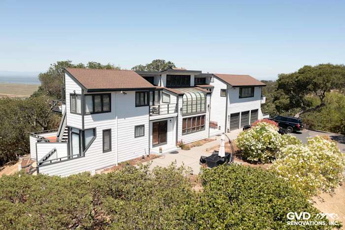 Modern home exterior featuring Arctic White James Hardie Lap Siding in San Rafael, CA, with landscaped surroundings