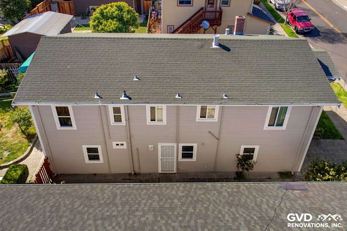 Pearl Gray HardiePlank siding and Arctic White trim on a home's exterior in Oakland