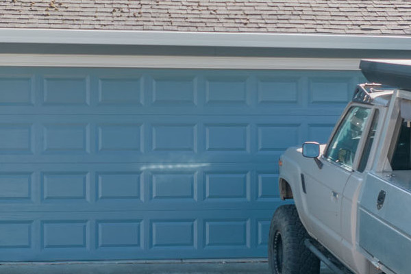Home exterior featuring James Hardie Boothbay Blue siding and Arctic White trim in Roseville, CA