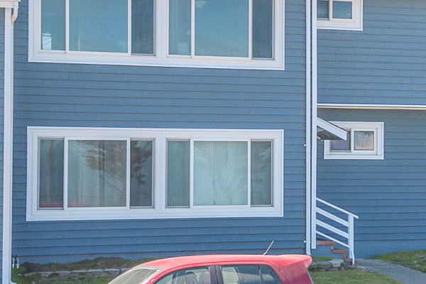 Daly City home featuring Prodigy Vinyl Siding in Midnight Blue and Harbor Blue with a modern clapboard design