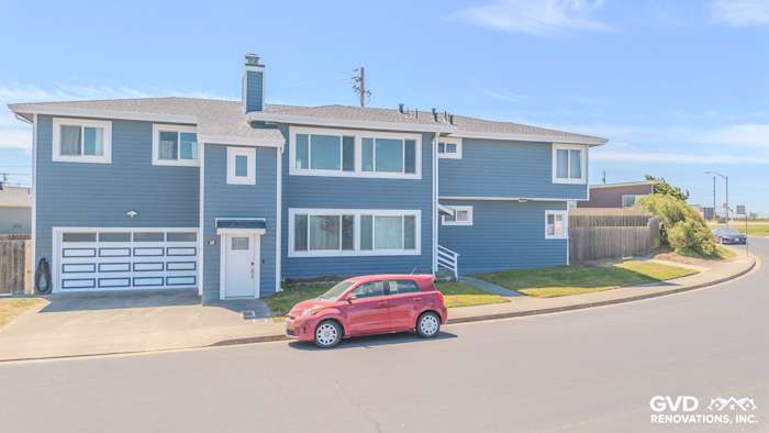 Daly City home featuring Prodigy Vinyl Siding in Midnight Blue and Harbor Blue with a modern clapboard design