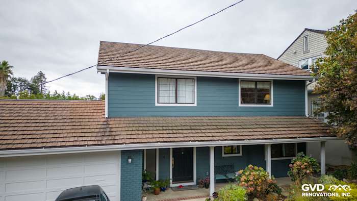 Oakland home exterior featuring Evening Blue Cedarmill HardiePlank siding and Rustic Grain Arctic White HardieTrim