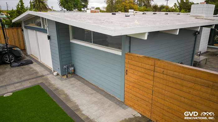 Boothbay Blue James Hardie siding with Arctic White trim on a modern home exterior in San Mateo