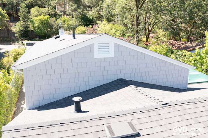 Pearl Gray James Hardie shingle siding on a home's roof and gable in Orinda, CA, with black shingles