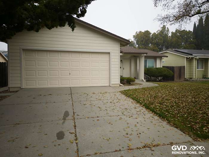New James Hardie Navajo Beige Lap Siding on a home's exterior in Suisun City, showcasing a clean design and Cobble Stone trim