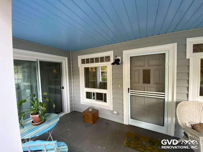 Light gray Prodigy vinyl siding with blue accent ceiling on a porch in Grass Valley, CA