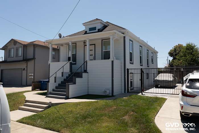 San Leandro home with Arctic White James Hardie lap siding and matching trim, featuring a welcoming front porch