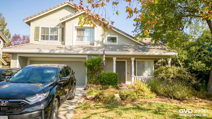 Elegant home in Petaluma with James Hardie Evening Blue siding and Milgard windows, featuring white trim and a manicured lawn