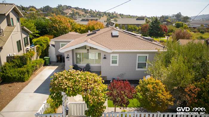 Pearl Gray James Hardie shingle siding with Arctic White trim on a Mill Valley home, surrounded by lush landscaping