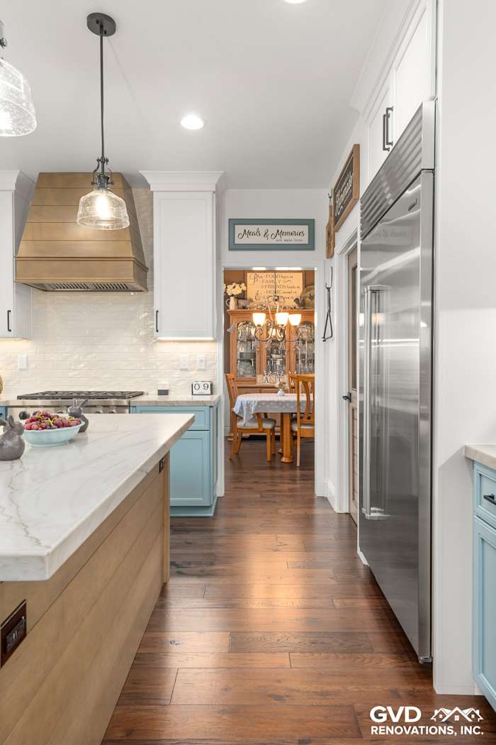 Modern kitchen remodel showcasing Fieldstone cabinetry, Denali White Quartzite countertops, and stainless-steel appliances
