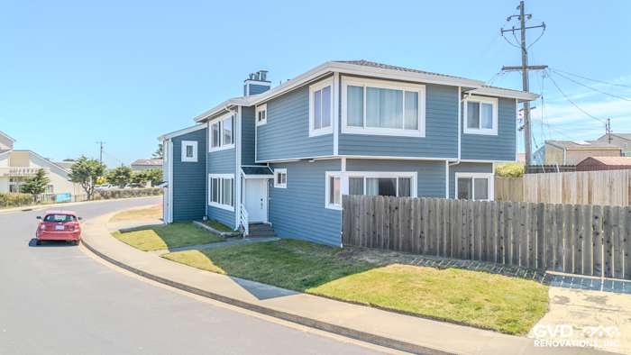 Daly City home featuring Prodigy Vinyl Siding in Midnight Blue and Harbor Blue with a modern clapboard design