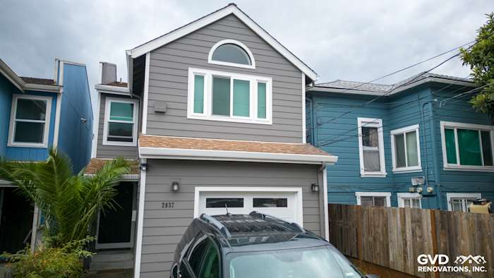 A home exterior showing Aged Pewter James Hardie siding and Arctic White trim in Oakland, CA