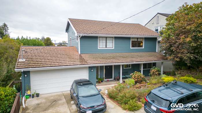 Oakland home exterior featuring Evening Blue Cedarmill HardiePlank siding and Rustic Grain Arctic White HardieTrim