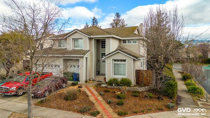 Modern home exterior featuring James Hardie Cobble Stone Siding and Arctic White Trim in Petaluma, CA