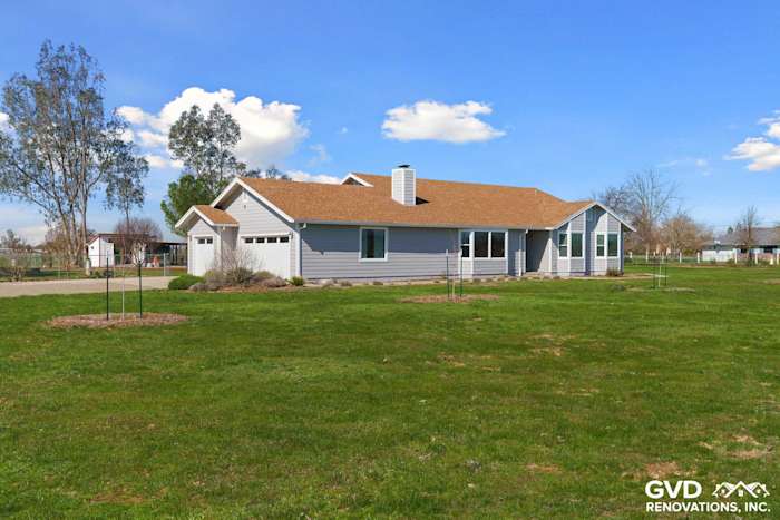 Pearl Gray James Hardie siding with Arctic White trim on a home in Galt, CA, showcasing a fresh, modern exterior