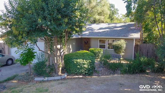 Monterey Taupe HardiePlank Lap Siding envelops a charming home in Orangevale, surrounded by lush greenery