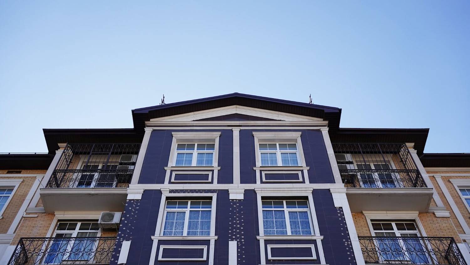 The Comprehensive Manual on Window Replacement in Multifamily Buildings