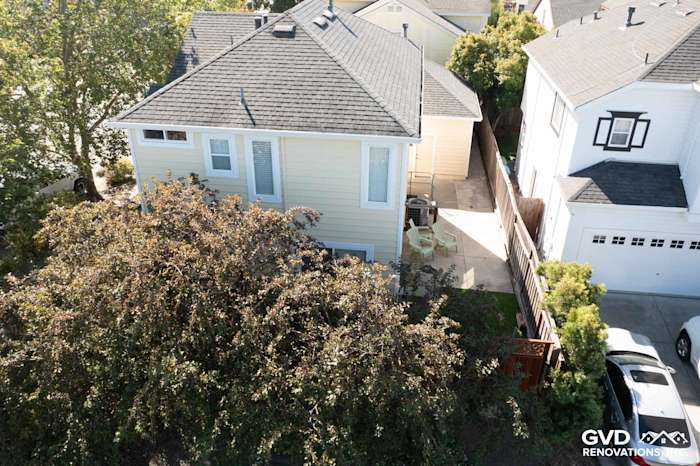 Home exterior featuring Prodigy insulated vinyl siding in light yellow, surrounded by greenery in Petaluma