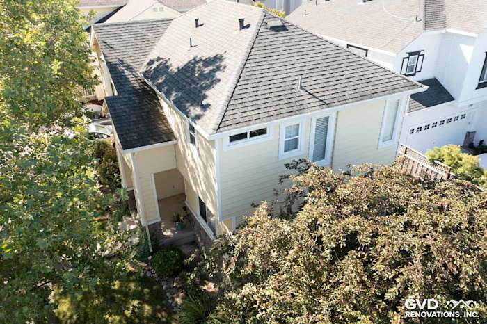 Two-story home showcasing Prodigy insulated vinyl siding in a soft yellow hue surrounded by greenery in Petaluma