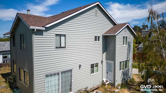 Newly installed Alside Prodigy vinyl siding in light gray on a home in El Sobrante, featuring five Mezzo windows