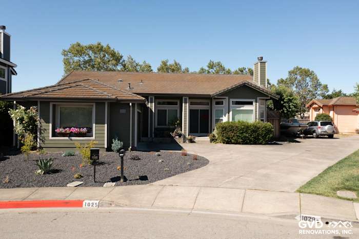 Petaluma home featuring Mountain Sage James Hardie siding and Cobble Stone trim on a sunny day