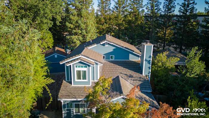 New Alside Prodigy vinyl siding in blue and white on a two-story home in Folsom, CA, surrounded by trees