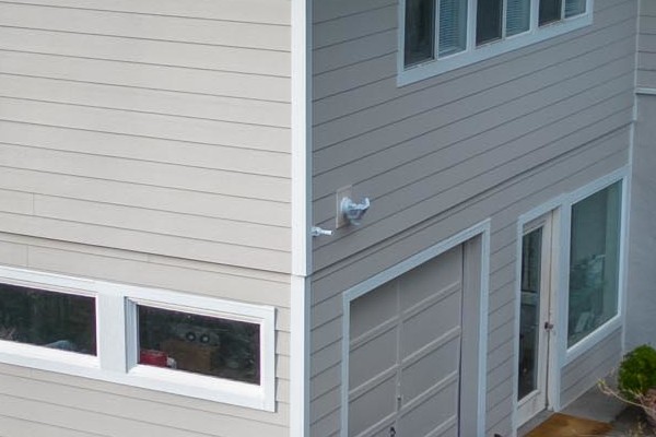Modern home exterior in Los Gatos featuring Cobble Stone James Hardie siding and Arctic White trim details