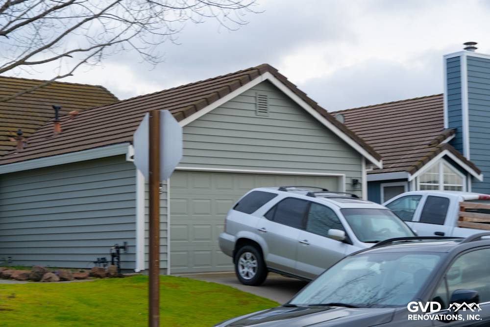 Prodigy Solid Core Insulated Siding, Painted Eaves and Gutters