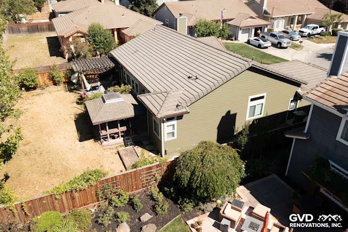 Petaluma home featuring Mountain Sage James Hardie siding and Cobble Stone trim in a residential neighborhood