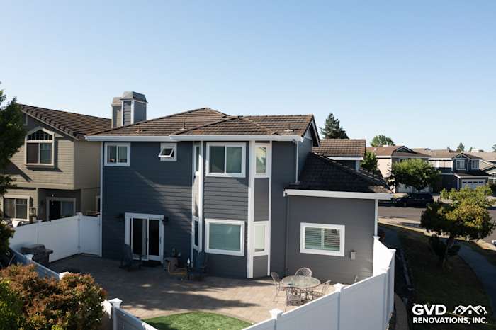 Home exterior featuring James Hardie Night Gray lap siding, Pearl Gray shingle accents, and Arctic White trim in Petaluma