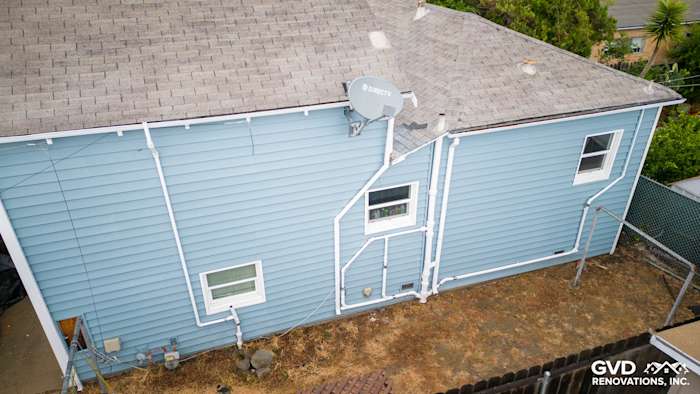 New Alside Prodigy vinyl siding in blue with white trim and windows on Oakland home exterior