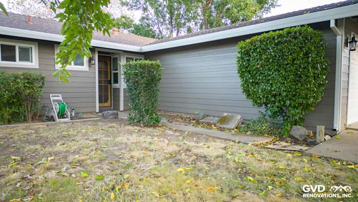 Cobble Stone James Hardie Lap Siding on home exterior in Orangevale, CA with landscaped entry