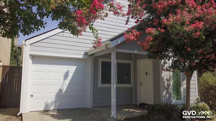 Contemporary home exterior featuring Pearl Gray HardiePlank Lap Siding and Arctic White HardieTrim in Davis, CA