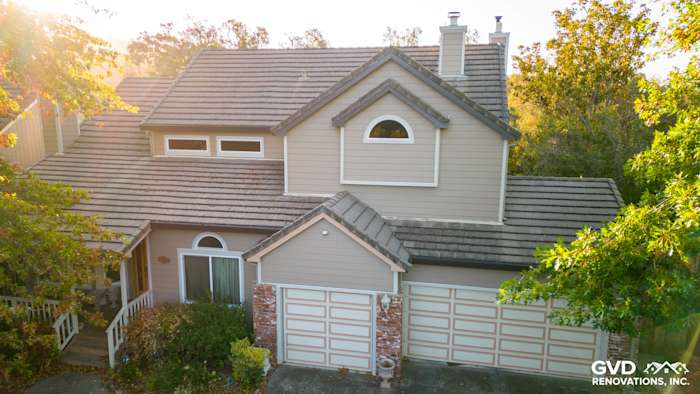Sonoma home featuring James Hardie Cedarmill siding, HardieTrim, and Alside Vinyl windows in stunning daylight