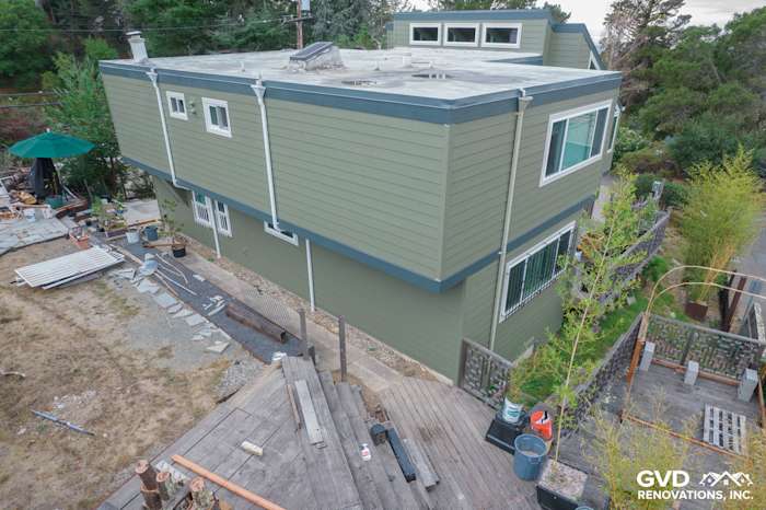 Mountain Sage vertical siding with CobbleStone trim on an Oakland home's exterior, featuring new Anlin Catalina windows