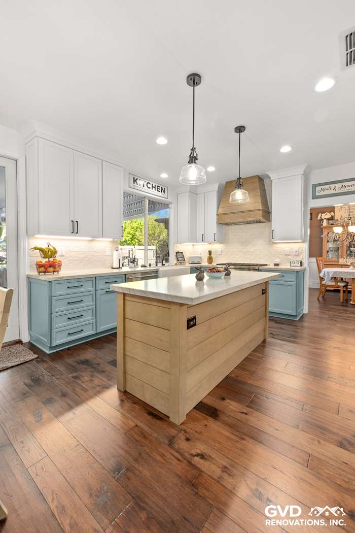 Modern kitchen remodel showcasing Fieldstone cabinetry, Denali White Quartzite countertops, and hardwood flooring
