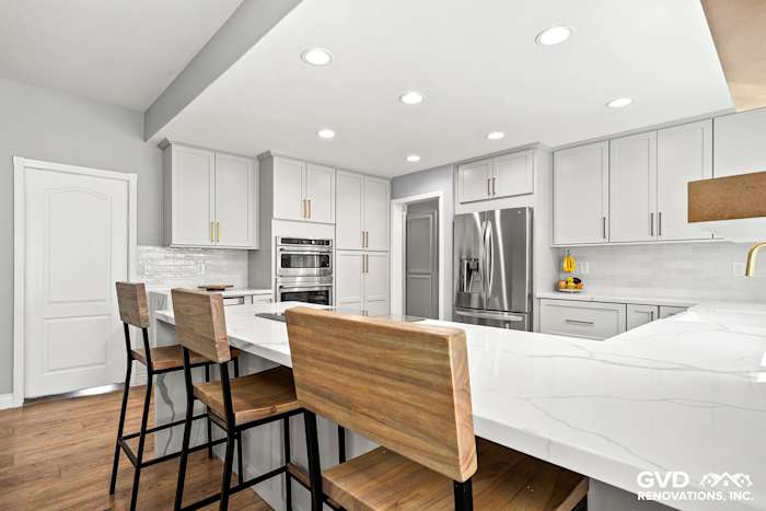 Modern kitchen remodel in El Dorado Hills featuring quartz countertops, custom cabinets, and sleek bar stools