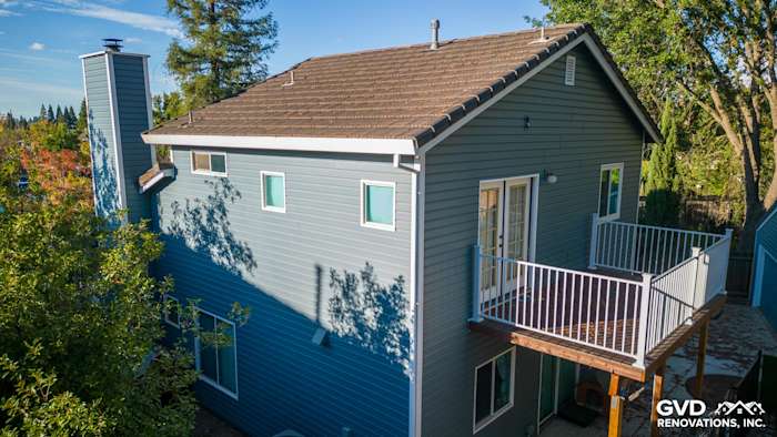 New Alside Prodigy vinyl siding in blue, featuring a modern balcony and chimney, Folsom, CA