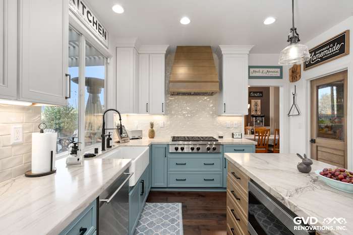 Bright kitchen with Fieldstone cabinetry, MSI Denali White Quartzite countertops, and a stainless steel range hood