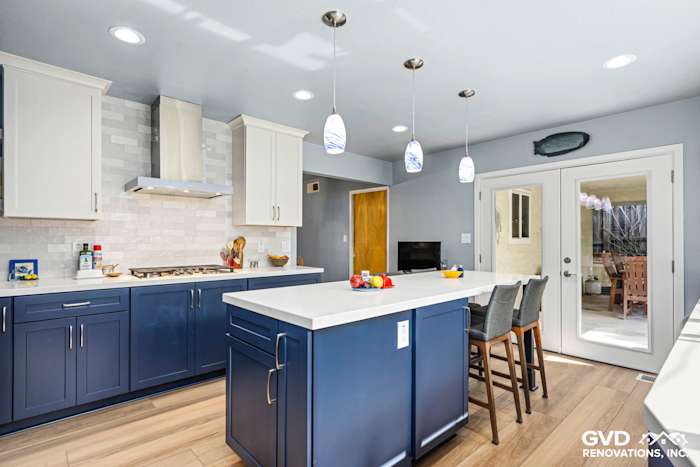Modern kitchen remodel in Fair Oaks, featuring navy blue cabinetry, quartz island, and pendant lighting