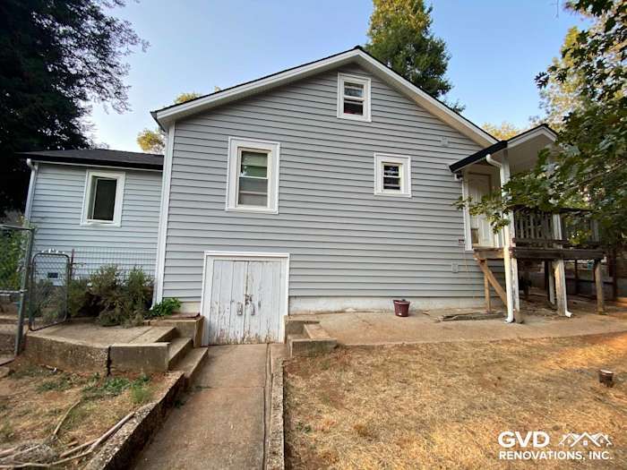 Grass Valley home exterior featuring Prodigy Vinyl Siding in light gray, showcasing a clean, modern look