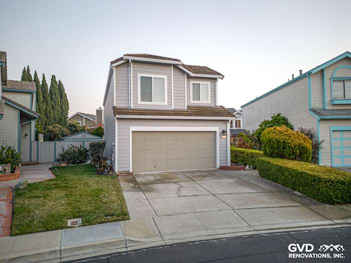 Modern home exterior showcasing James Hardie Pearl Gray siding and Arctic White trim in Fremont, CA