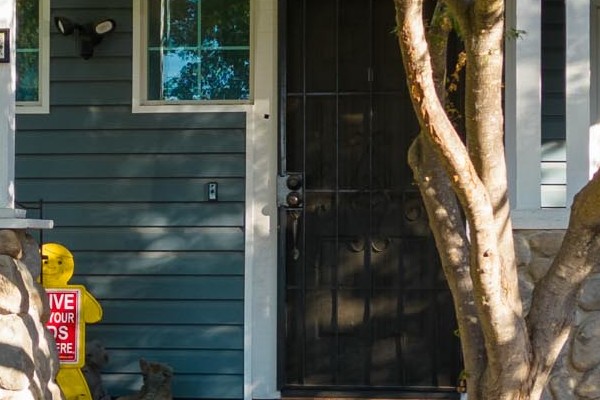 New Alside Prodigy vinyl siding in dark blue enhances this home's exterior in Folsom, CA