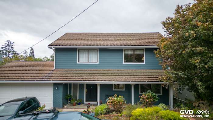 Oakland home with Evening Blue Cedarmill HardiePlank siding and Rustic Grain Arctic White trim, showcasing a modern exterior