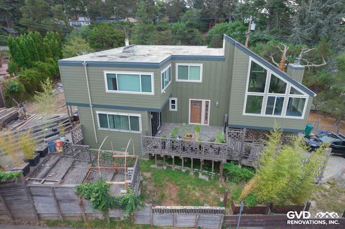 Oakland home's exterior showcasing Mountain Sage siding, CobbleStone trim, and Anlin Catalina windows in a modern design