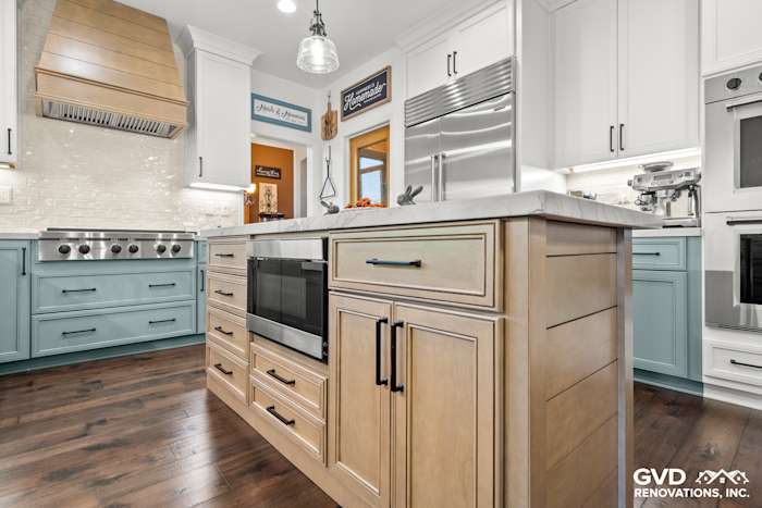 Bright kitchen remodel featuring Fieldstone cabinetry, MSI Denali White Quartzite countertops, and stainless steel