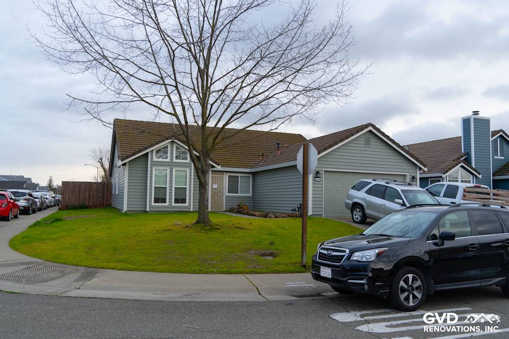 Prodigy Solid Core Insulated Siding, Painted Eaves and Gutters