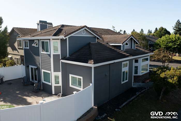 Home exterior featuring James Hardie Night Gray lap siding, Pearl Gray shingle siding, and Arctic White trim in Petaluma