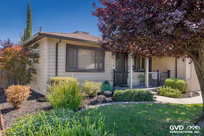 Newly installed Alside Prodigy vinyl siding on a home exterior, featuring well-manicured landscaping in Rio Linda