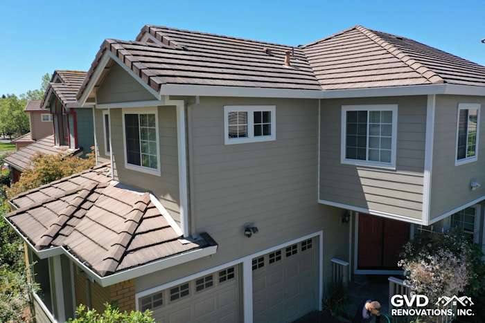 Monterey Taupe James Hardie siding with Arctic White trim on a modern home in Petaluma
